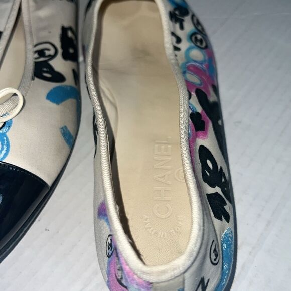 CHANEL BLACK WHITE & PURPLE CANVAS ALMOND TOE GRAPHIC BOW BALLET FLATS SIZE 10.5 - Picture 12 of 12